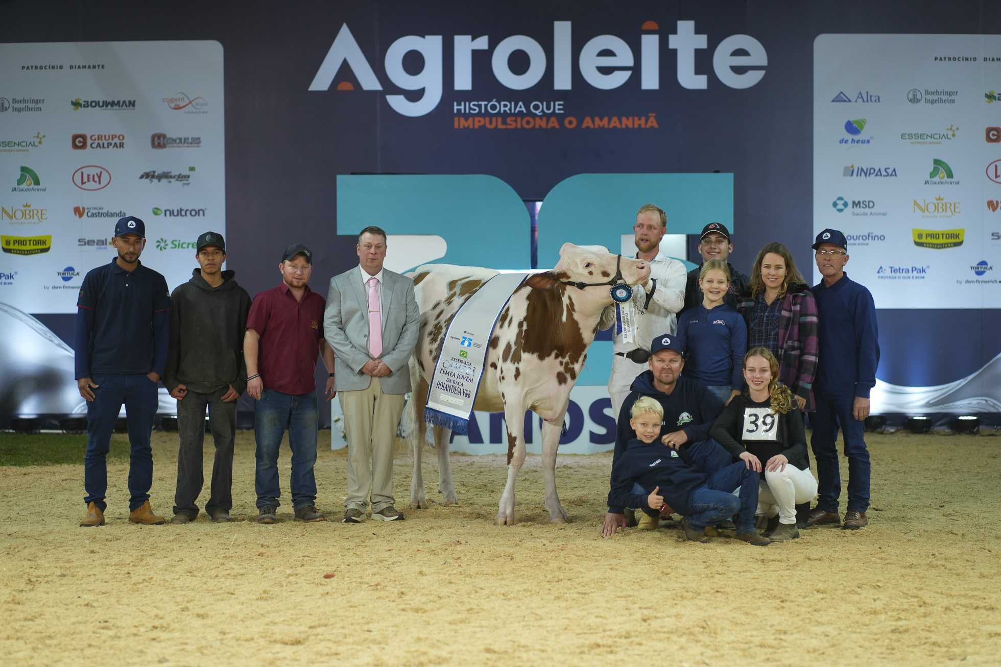 Julgamento de animais inicia com categoria Jovem Holandês Vermelho Branco e Jovem Expositor 