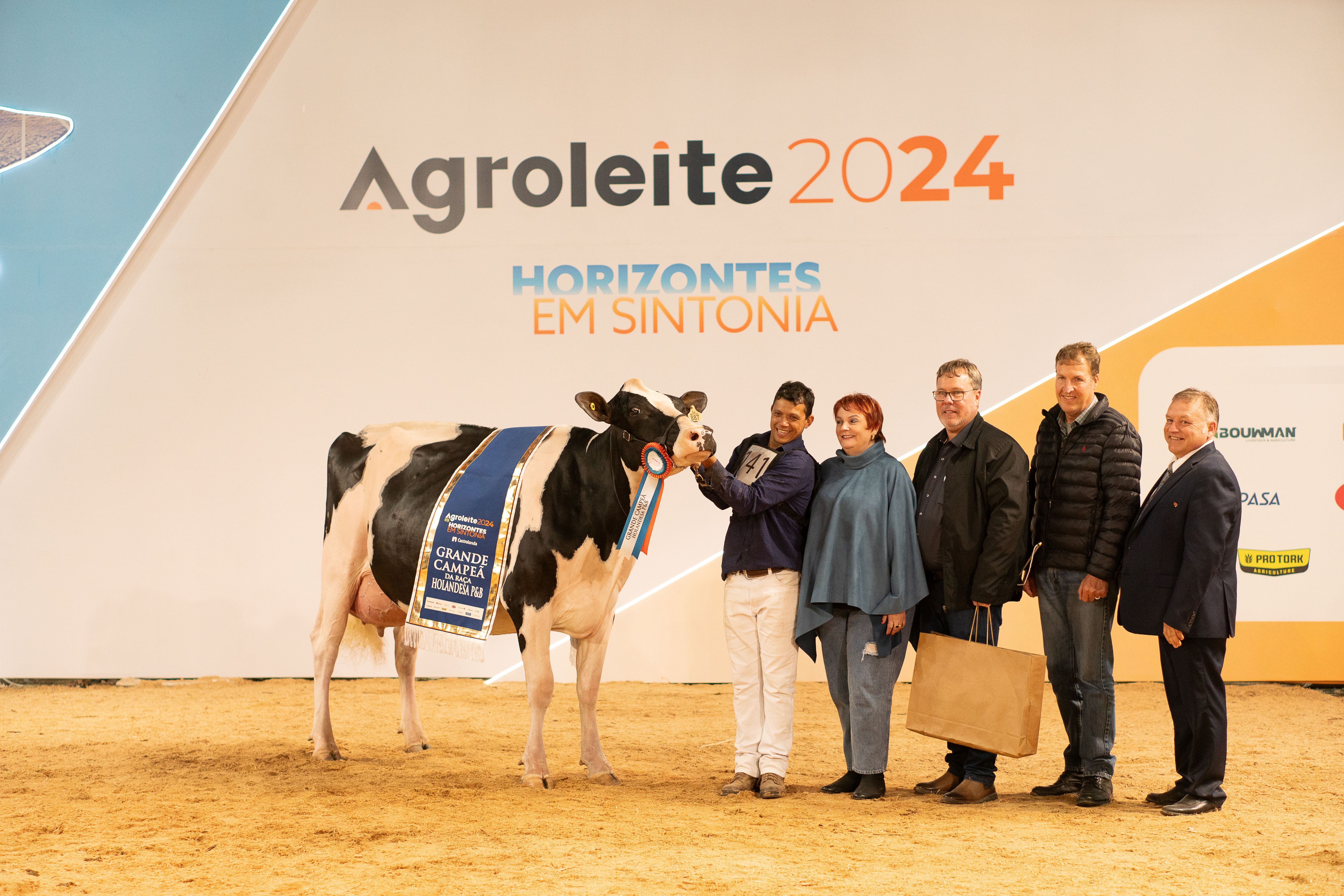 Raça Holandesa Preto e Branco Adulta define campeã na Arena Agroleite