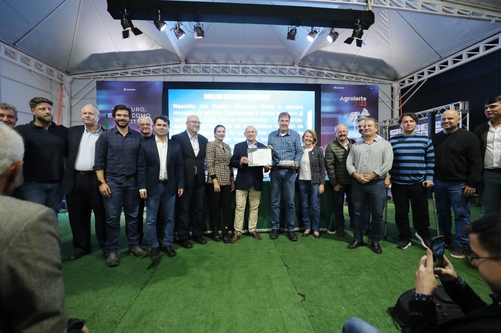 Agroleite sedia Assembleia Itinerante marcada por homenagens a cooperados